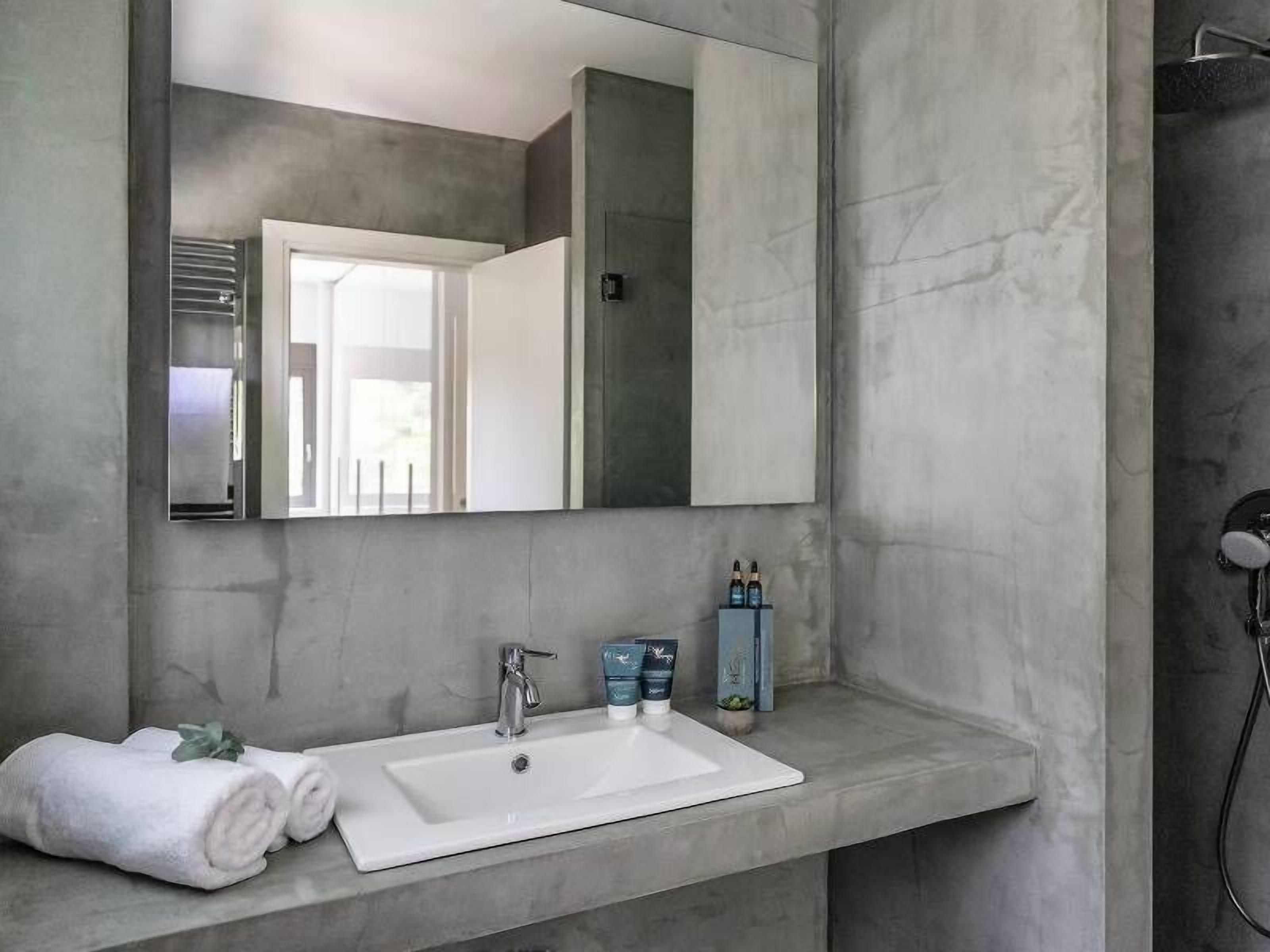 Máy sấy tóc, dép đi trong nhà, khăn tắm 