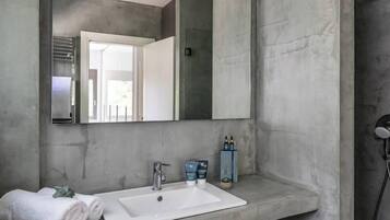 Sèche-cheveux, chaussons, serviettes fournies