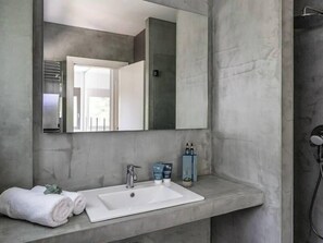 Een haardroger, pantoffels, handdoeken