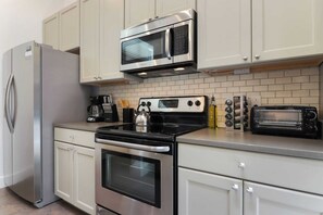 Kühlschrank, Mikrowelle, Herdplatte, Geschirrspüler