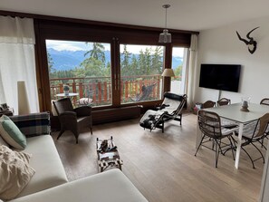 Living area - 4.5-room apartment close to cable car and town center (Crans-Montana)