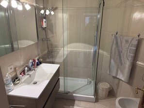 Towels, toilet paper - 4.5-room apartment close to cable car and town center (Crans-Montana)