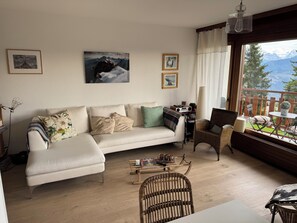 Living area - 4.5-room apartment close to cable car and town center (Crans-Montana)