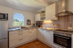 Eigene Küche | Großer Kühlschrank, Mikrowelle, Ofen, Herdplatte