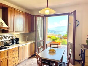 Microwave, oven, stovetop, dishwasher - D1MORA Fiorita - Villa with lake view and garden (Salò)