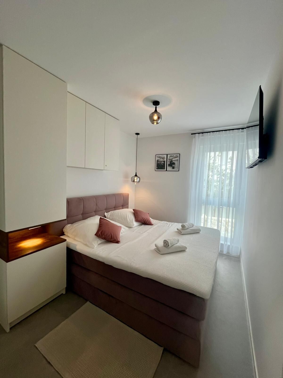 Apartamento luxo, 2 quartos, piscina particular | Cofres nos quartos, ferros/tábuas de passar roupa, Wi-Fi de cortesia