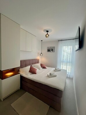 Apartamento luxo, 2 quartos, piscina particular | Cofres nos quartos, ferros/tábuas de passar roupa, Wi-Fi de cortesia