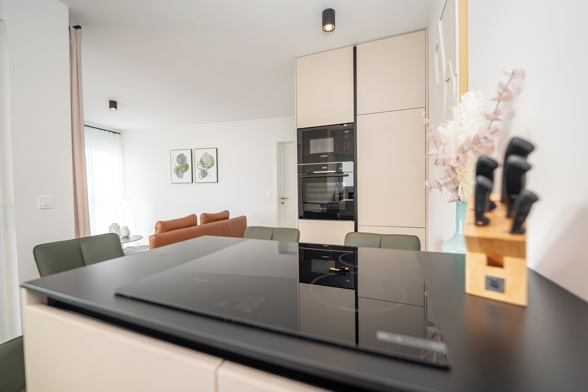 Apartamento luxo, 2 quartos, piscina particular | Cozinha privada | Geladeira, micro-ondas, fogão, cooktop