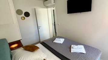 Departamento Deluxe, 2 habitaciones, alberca privada | Caja de seguridad en la habitación y tabla de planchar con plancha