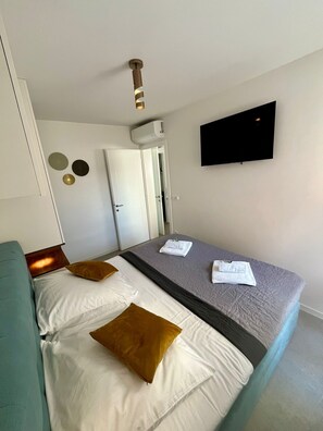 Deluxe Apartment, 2 Bedrooms, Private Pool | In-room safe, iron/ironing board, free WiFi