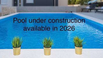 Außenpool (je nach Saison geöffnet), Liegestühle