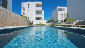 Piscina externa sazonal, espreguiçadeiras