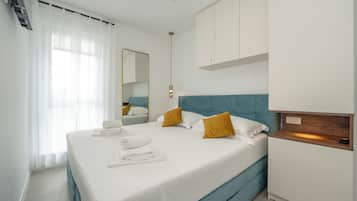Apartamento luxo, 2 quartos, piscina particular | Cofres nos quartos, ferros/tábuas de passar roupa, Wi-Fi de cortesia
