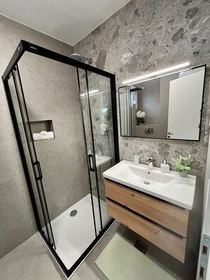 Deluxe-lejlighed - 2 soveværelser - privat pool | Badeværelse | Bruser, hårtørrer, håndklæder, Toiletpapir