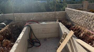 Außenpool (je nach Saison geöffnet), Liegestühle