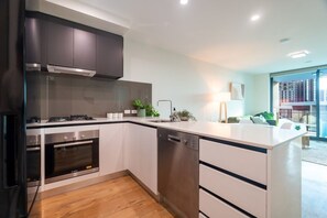 Fridge, microwave, oven, stovetop - Walk to South Brisbane & Convention Centre (South Brisbane)