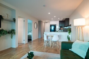 TV - Walk to South Brisbane & Convention Centre (South Brisbane)