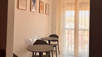 Habitación doble (1 Bedroom) | Cocina compartida | Microondas y cafetera de espresso