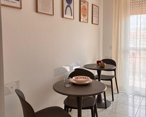 Habitación doble (1 Bedroom) | Cocina compartida | Microondas y cafetera de espresso