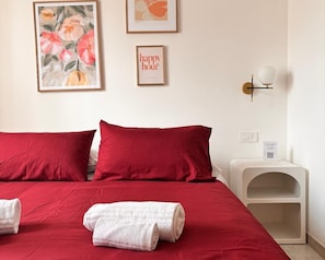 1 غرفة نوم ومساحة عمل للكمبيوتر المحمول وملاءات أسرّة