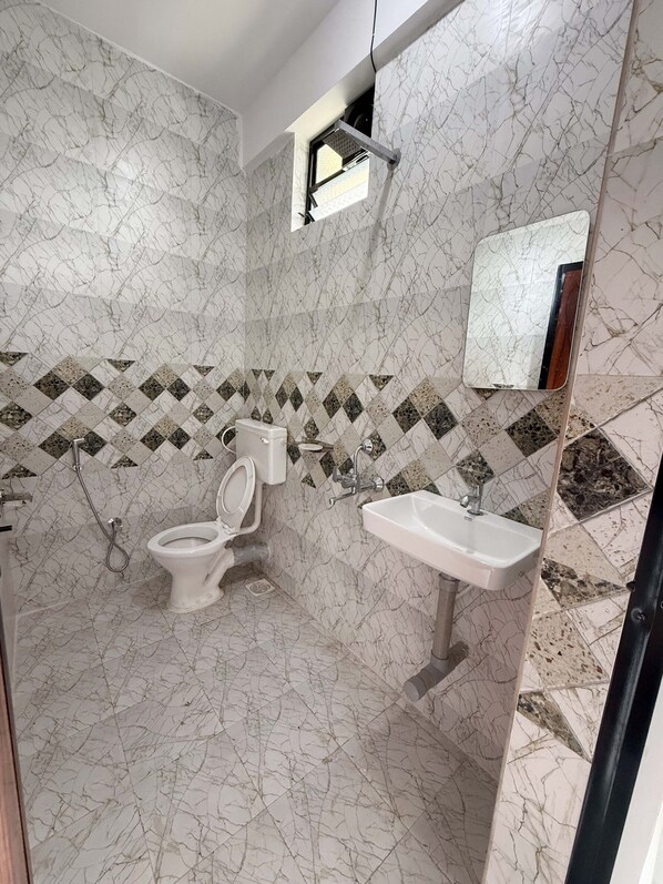 A bathroom with a toilet, sink, and shower. - Hunter Beach Resort (Arambol)