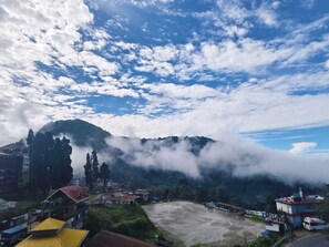 Deluxe-dobbeltværelse - balkon - bakkeudsigt | Premium-sengetøj, senge med madrasser af memory foam