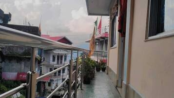 Quarto casal luxo, sacada, vista para a colina | Terraço/pátio