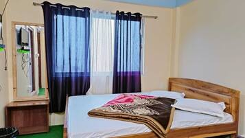 Kamar Double Standar, balkon, pemandangan bukit | Brankas, ruang kerja ramah laptop, dan setrika/meja setrika