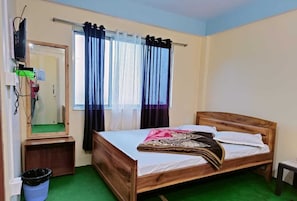 Kamar Double Standar, balkon, pemandangan bukit | Brankas, ruang kerja ramah laptop, dan setrika/meja setrika