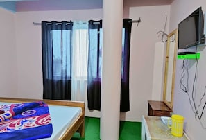Kamar Double Standar, balkon, pemandangan bukit | Brankas, ruang kerja ramah laptop, dan setrika/meja setrika