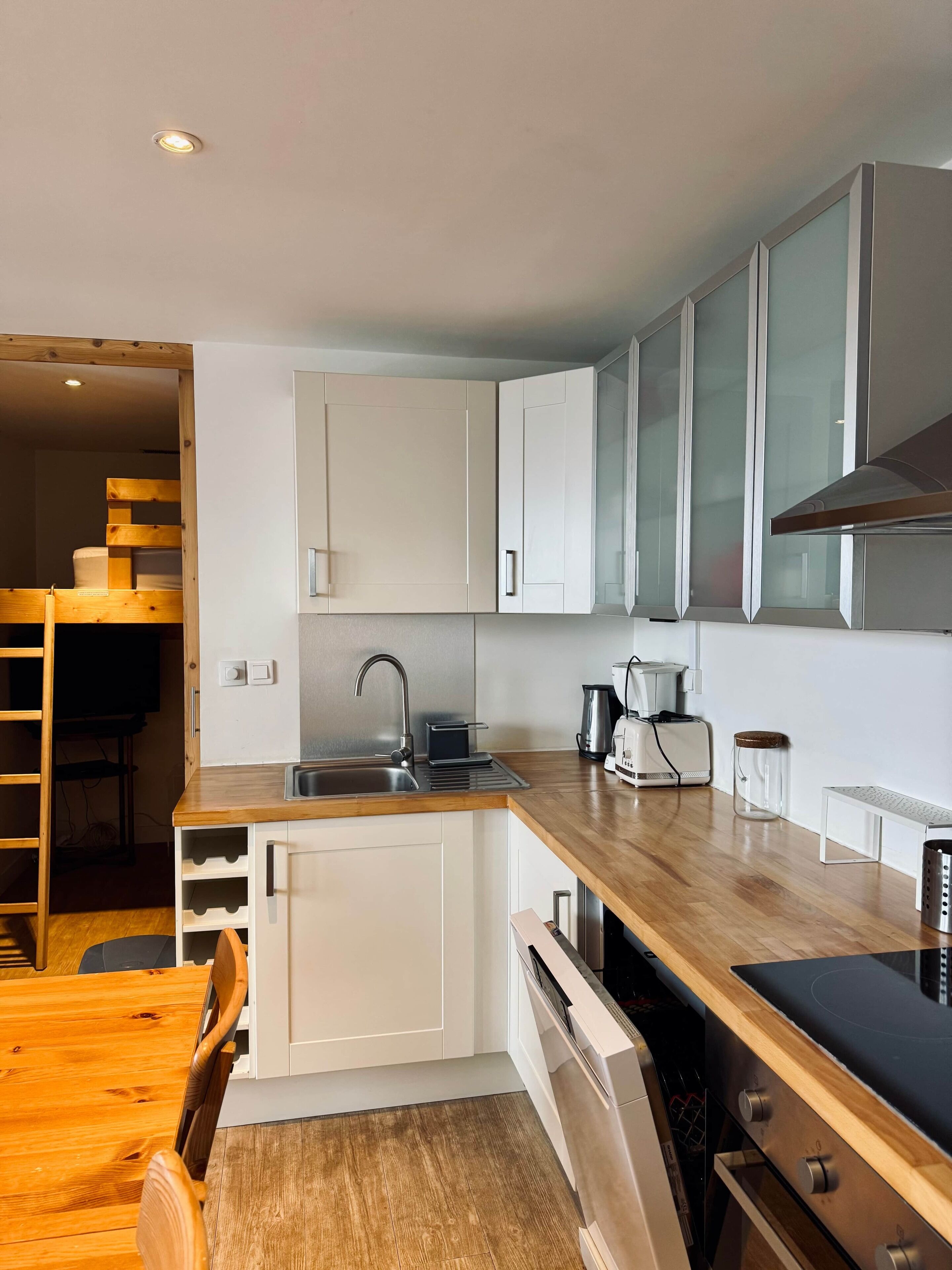 Kühlschrank, Mikrowelle, Ofen, Geschirrspüler