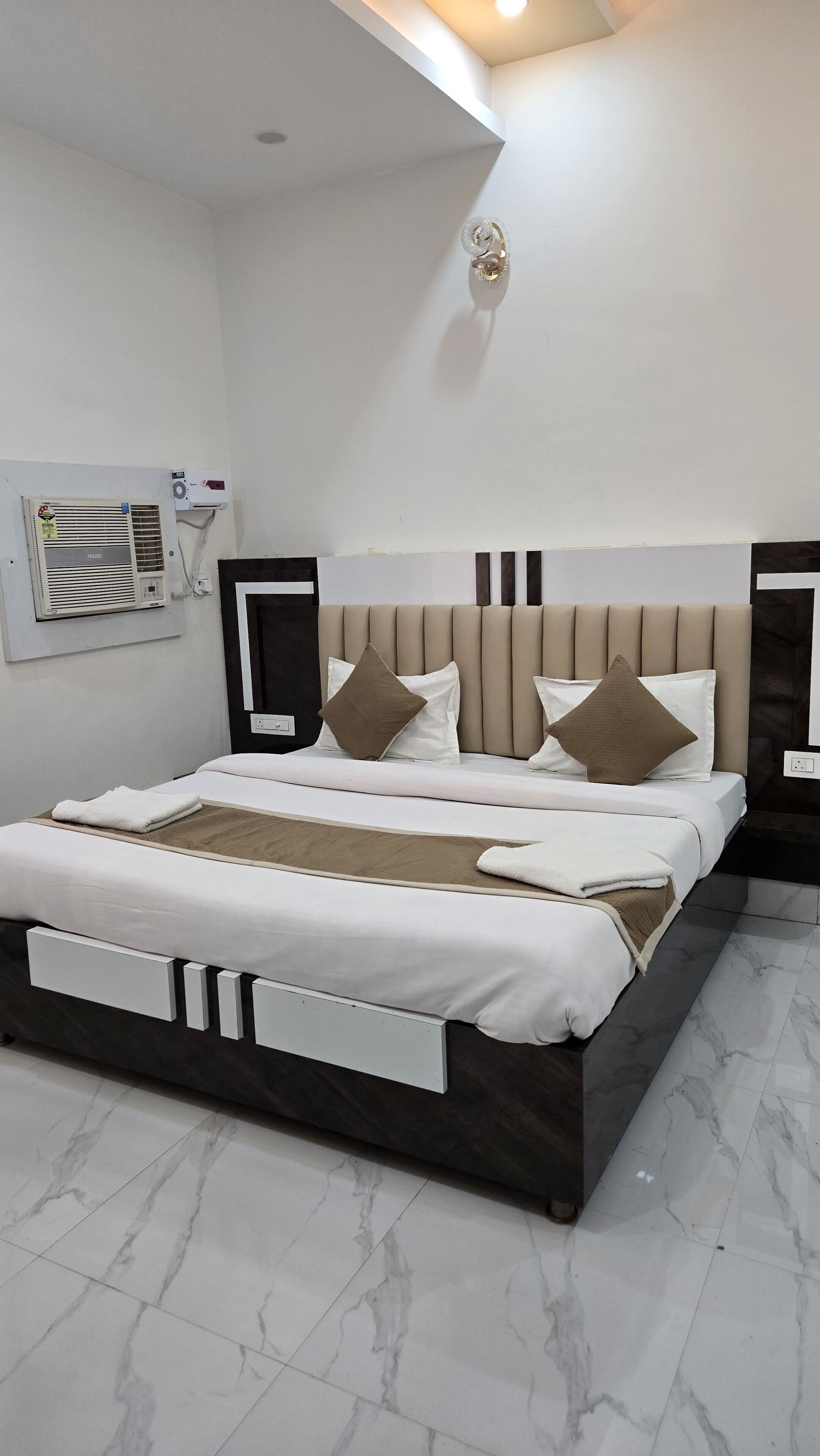 Laptop workspace, free WiFi