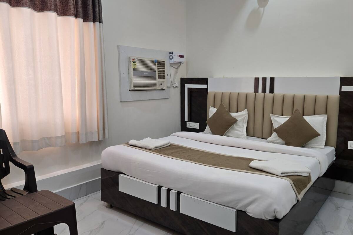 Laptop workspace, free WiFi