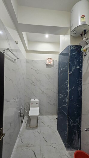 Chuveiro, toalhas de banho, sabonete, shampoo