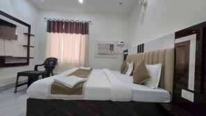 Brankas, ruang kerja ramah laptop, kedap suara, dan setrika/meja setrika