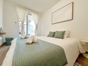 Een strijkplank/strijkijzer, wifi, beddengoed