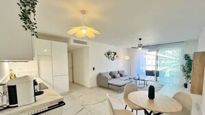 Un apartamento moderno con cocina, comedor y sala de estar.