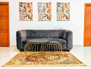 Escritorio, espacio para trabajar con laptop y wifi gratis 