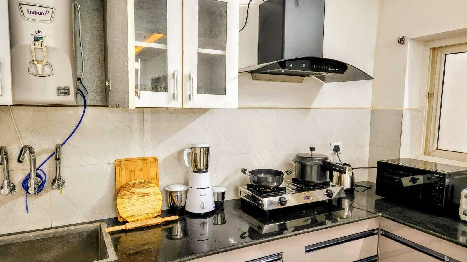 Een koelkast, een microgolfoven