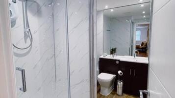 Dusche, Haartrockner, HandtĂŒcher, Toilettenpapier