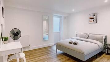 BĂŒgeleisen/BĂŒgelbrett, WLAN, BettwĂ€sche