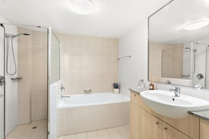 Bathroom - Pyrmont - BOW02 - Bowman Street - Spacious Pyrmont townhouse (Pyrmont)