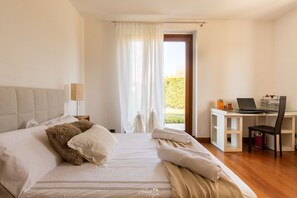 Fer et planche à repasser, accès Internet, draps fournis