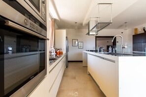電子レンジ、オーブン、コンロ、食器洗い機
