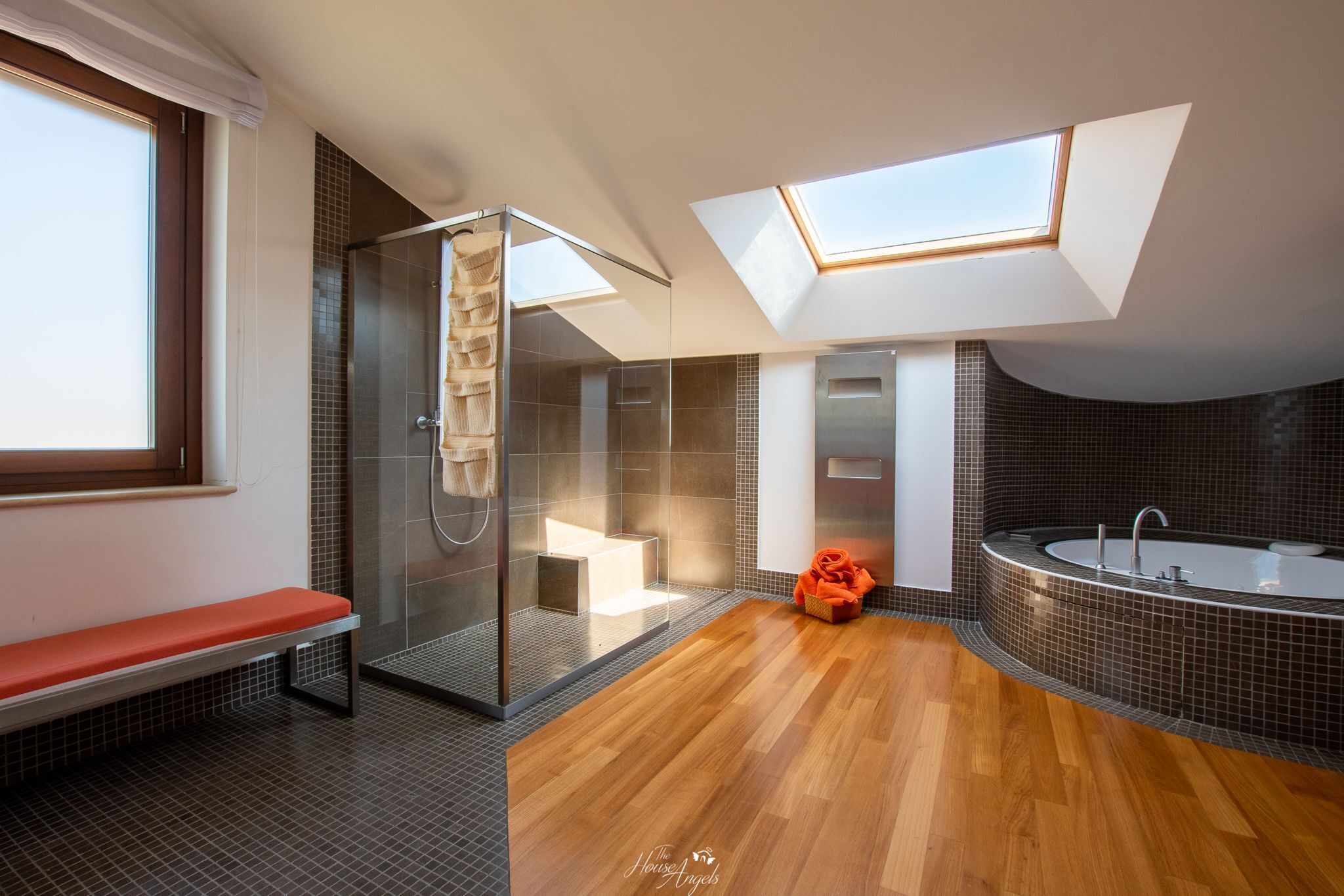 Dusche, Whirlpool, Haartrockner, Bidet