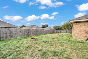 Property grounds - Modern Comfort Haven Fire Pit Pet-Friendly 4-bedroom in Copperas Cove (Copperas Cove)
