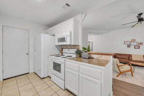 Private kitchen - Modern Comfort Haven Fire Pit Pet-Friendly 4-bedroom in Copperas Cove (Copperas Cove)