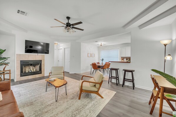 Living area - Modern Comfort Haven Fire Pit Pet-Friendly 4-bedroom in Copperas Cove (Copperas Cove)