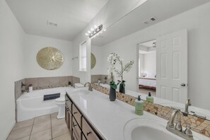 Hair dryer, towels, soap, toilet paper - Modern Comfort Haven Fire Pit Pet-Friendly 4-bedroom in Copperas Cove (Copperas Cove)