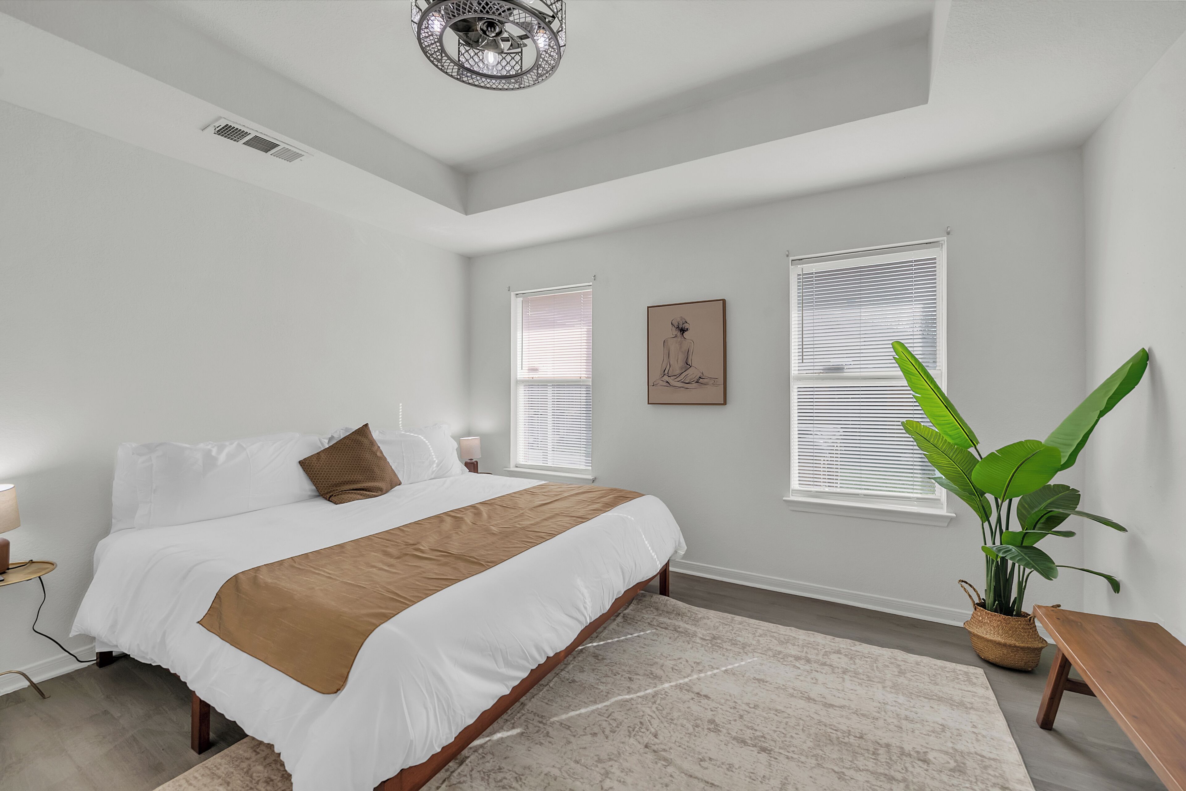 4 habitaciones, tabla de planchar con plancha, wifi y ropa de cama 